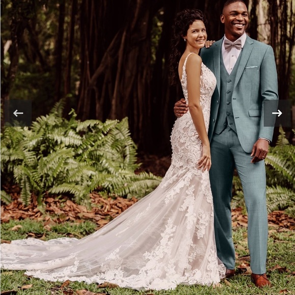 Allure Lace Wedding Dress style 9854 - Picture 4 of 10